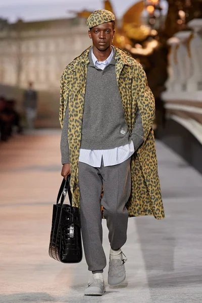 Look 10
